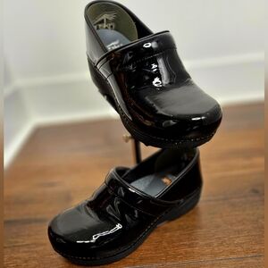 Dansko Womens XP 2.0 Black Patent Size 39/US 9